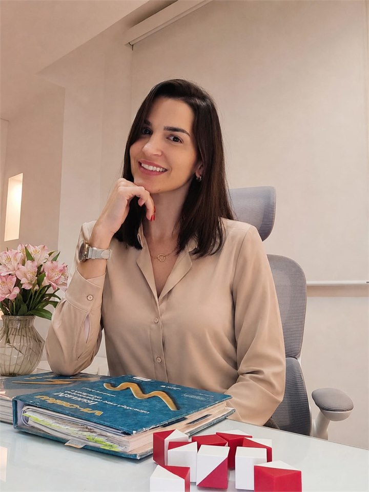 Luiza Angeli no consultório da Clínica Arbor Mentis